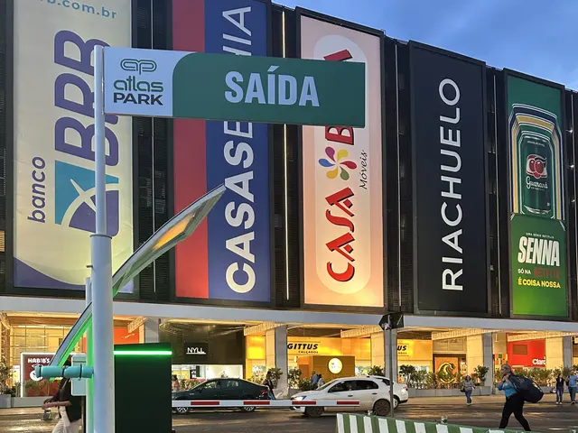 Saída de estacionamento com cancela automática e placa Atlas Park