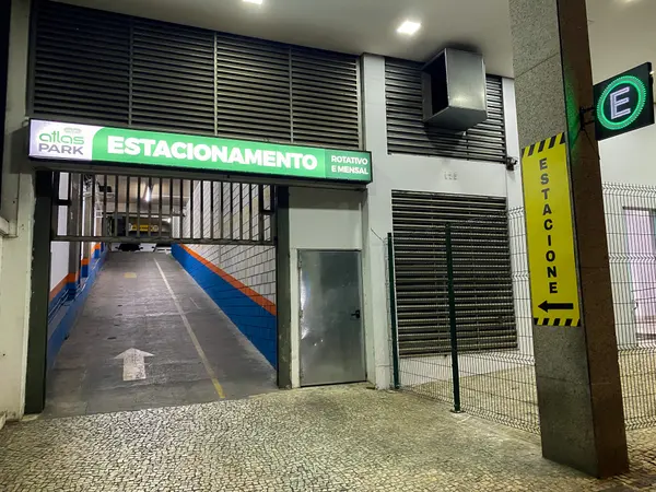 Entrada de estacionamento com rampa e placa Atlas Park