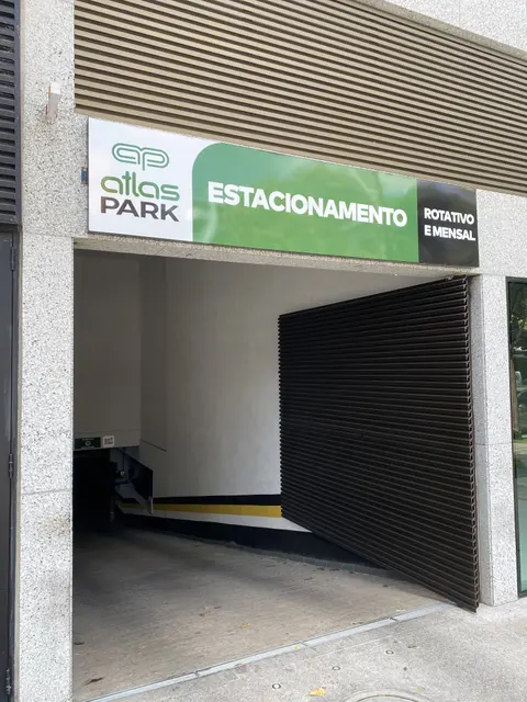 Fachada com entrada de estacionamento Atlas Park rotativo e mensal