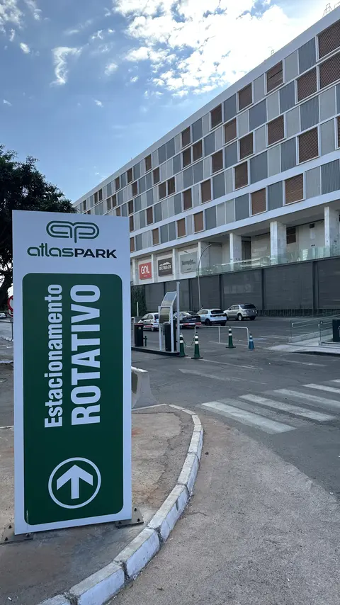 Placa Atlas Park de estacionamento rotativo em frente a um edifício