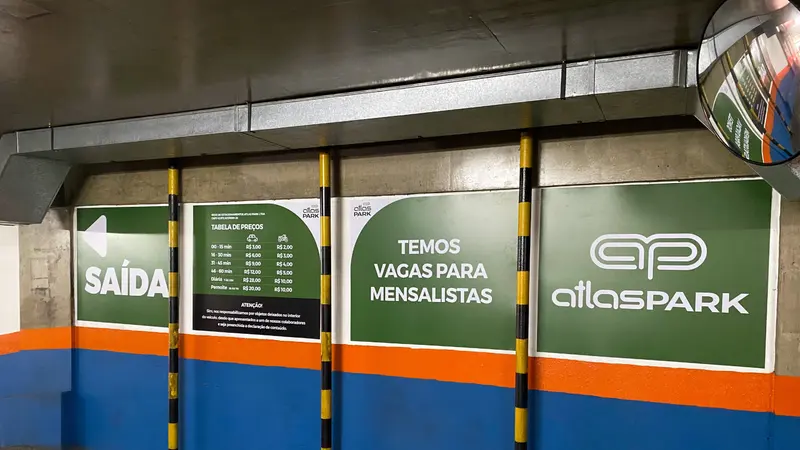 Parede de garagem com placas Atlas Park: temos vagas para mensalistas